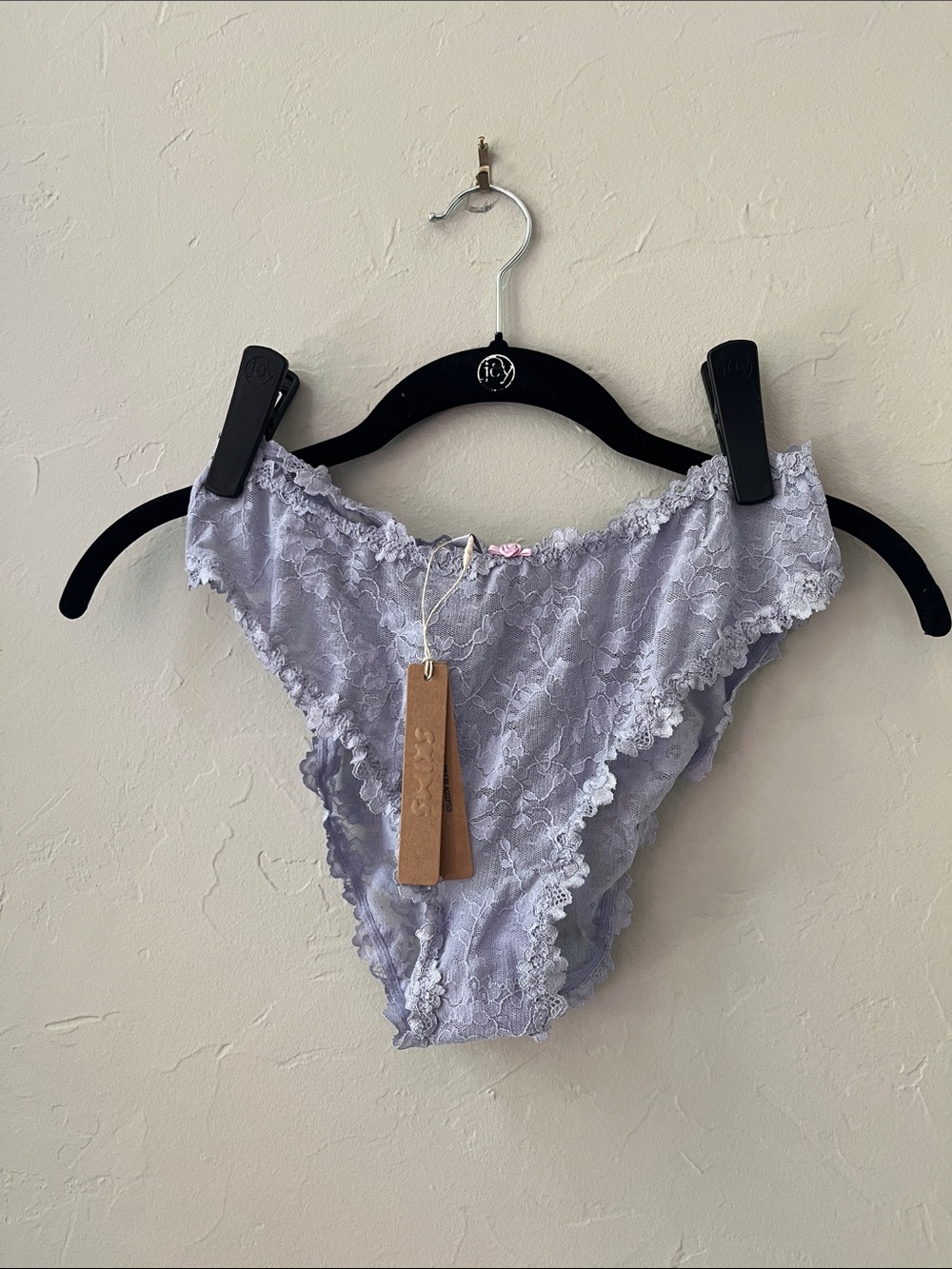 SKIMS STRETCH LACE BRIEF IN JUPITER L